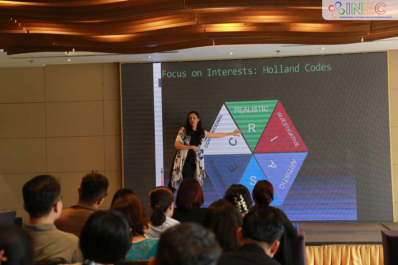 Tiến sĩ Burgetova với một phần thuyết trình truyền cảm hứng tại Hội thảo các nước vào tháng 5/2024 của INEC